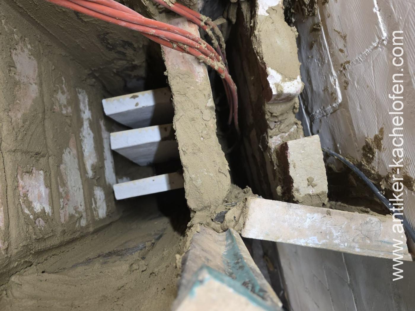 Antická kachľová pec pripravená na elektrickú prevádzku.