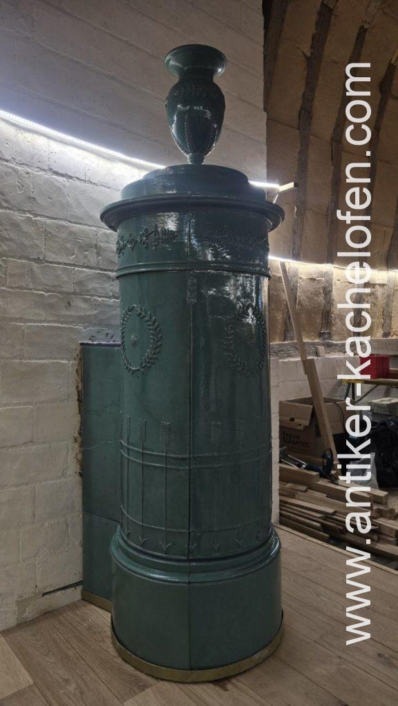 Empírová antická kachľová pec s elektrickou prevádzkou.