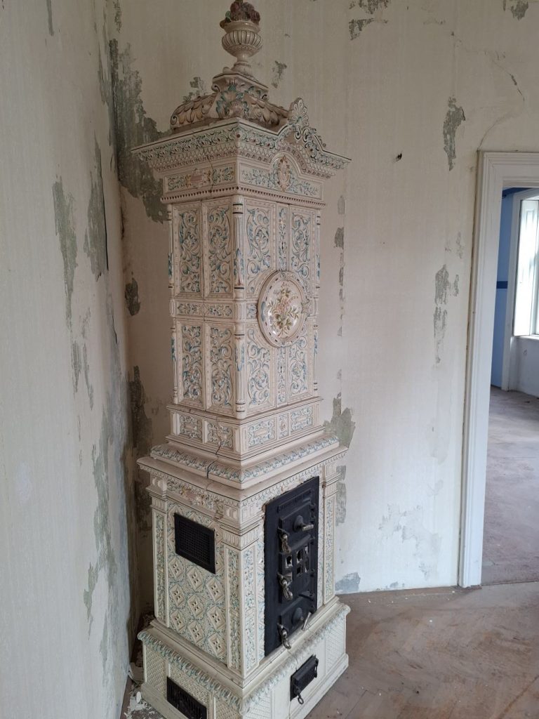 Antik Cserépkályha eladó. Antiker Kachelofen verkauf. Poêle en faïence a vendre. Zabytowy piec kaflowy. Prodám kachlova kamna. Stufa in maiolica antica vendo.