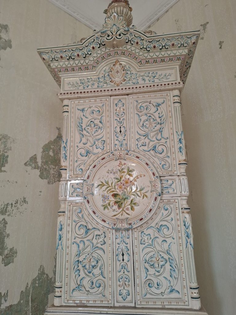 Kachelofen verkauf. Poêle en faïence a vendre. Zabytowy piec kaflowy. Prodám kachlova kamna. Cserépkályha. Stufa in maiolica antica .