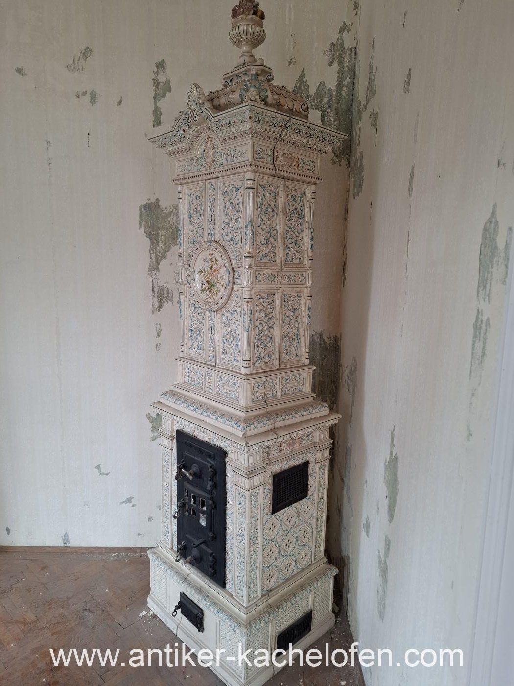 Antiker Kachelofen verkauf. Poêle en faïence a vendre. Zabytowy piec kaflowy. Prodám kachlova kamna. Cserépkályha. Stufa in maiolica antica vendo.