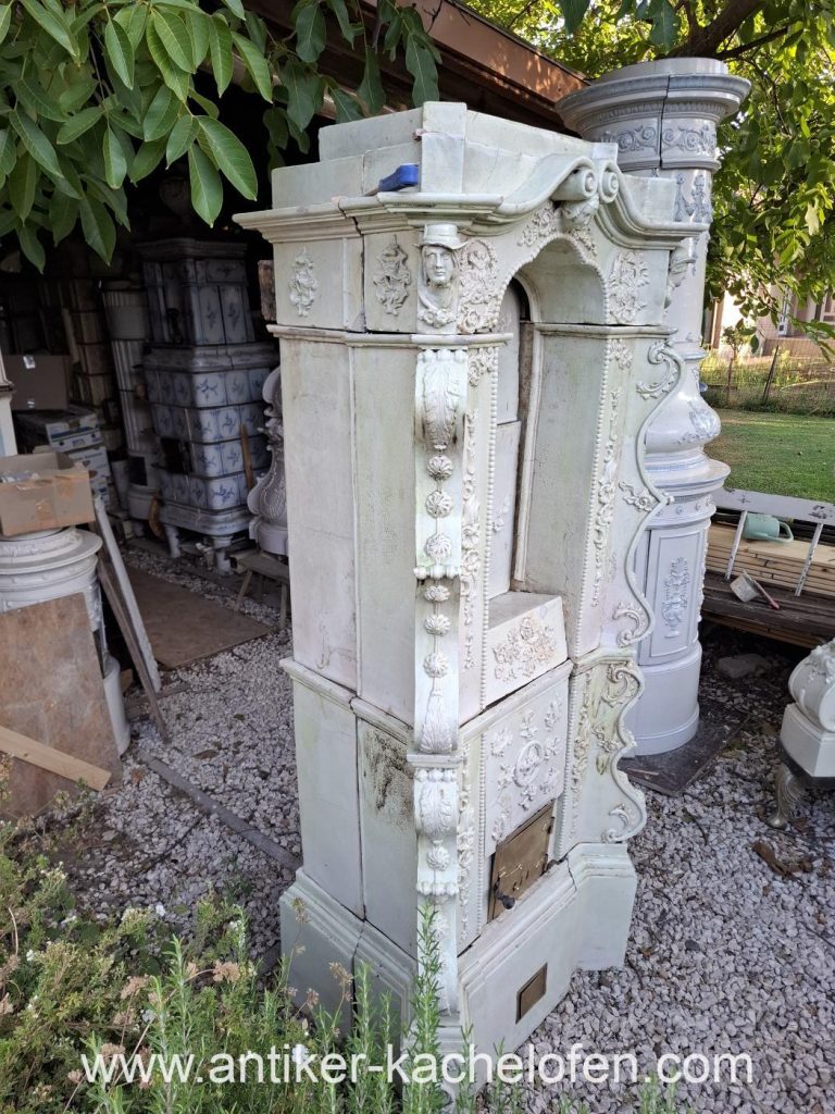 Poêle en faïence à vendre, poêle ancien, poêle à bois, poêle château, poêle blanc, cheminée historique, poêle en faïence historique